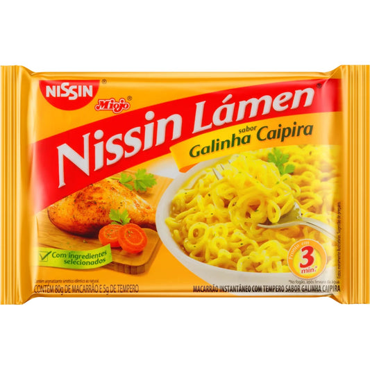 Miojo Nissin Lamen Sabor Galinha Caipira 85g sobre fundo branco