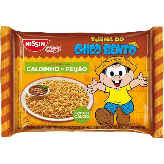 Miojo Nissin Lamen Turma Da Mônica Caldinho De Feijão 85g sobre fundo branco