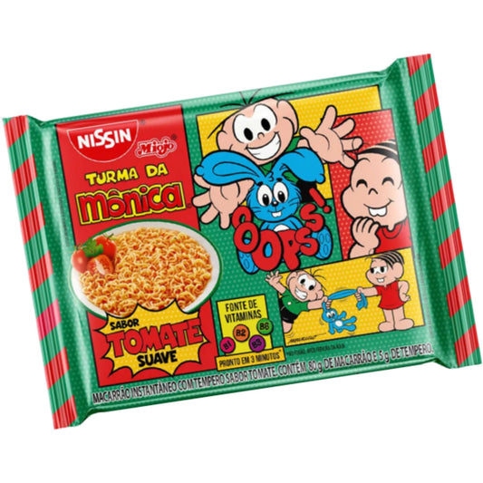Miojo Nissin Lamen Turma Da Mônica Sabor Tomate 85g sobre fundo branco