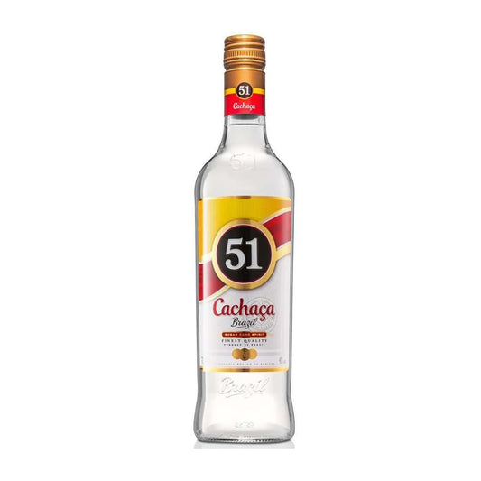Cachaça 51 Pirassununga 700ml sobre fundo branco