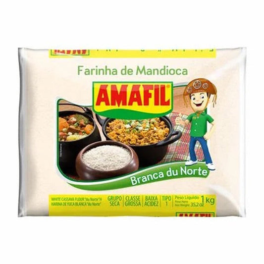 Farinha De Mandioca Branca Grossa Amafil 1kg sobre fundo branco