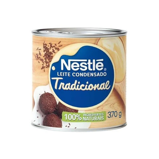 Leite Condensado Nestlé 370g sobre fundo branco