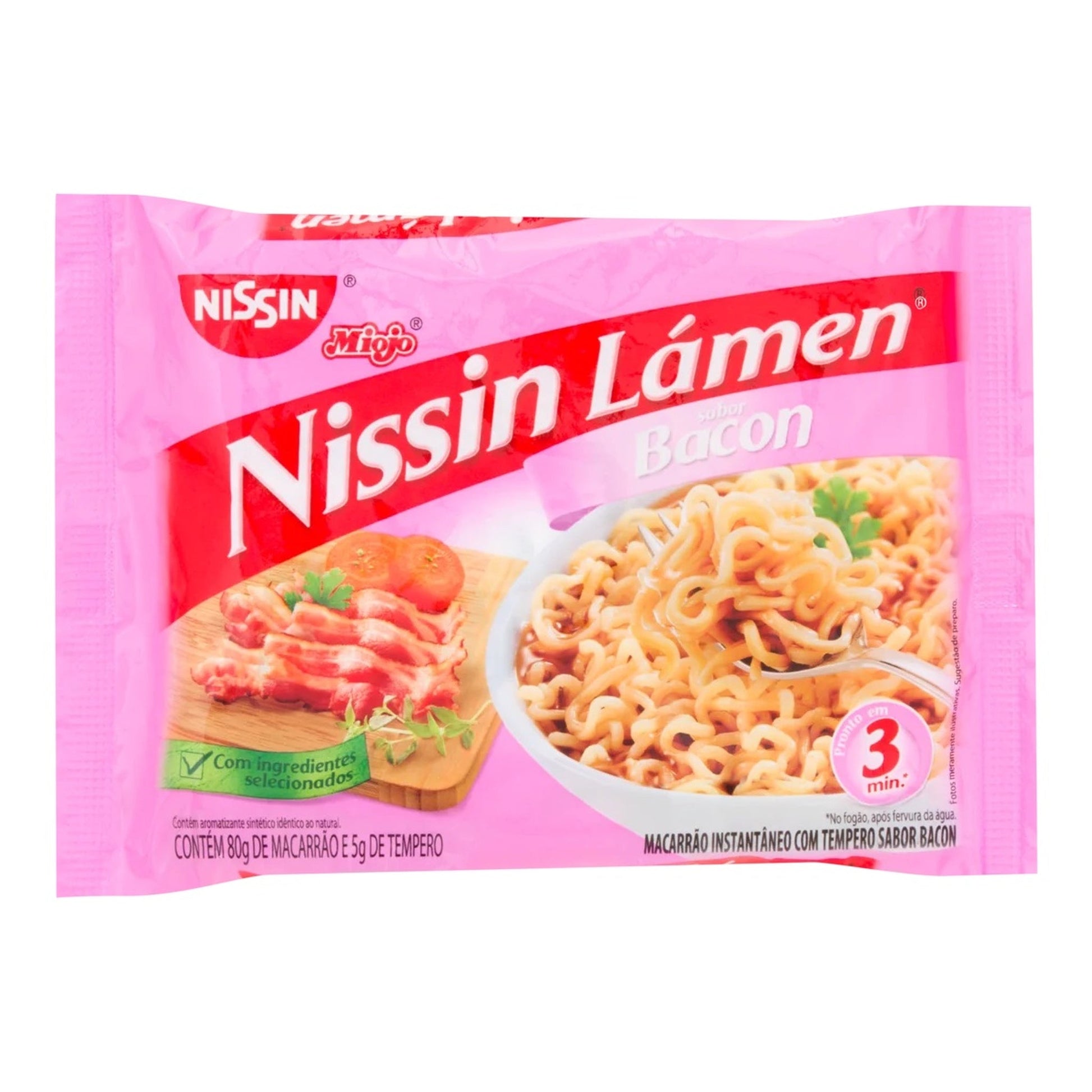 Nissin Lamen 85g Sabor Bacon sobre fundo branco