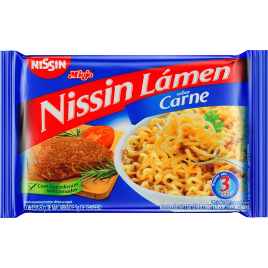 Miojo Nissin Lamen Sabor Carne 85g sobre fundo branco