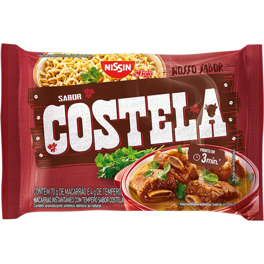 Miojo Nissin Lamen Sabor Costela 85g sobre fundo branco