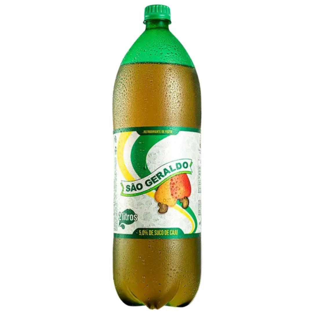 Cajuína São Geraldo 2l sobre fundo branco