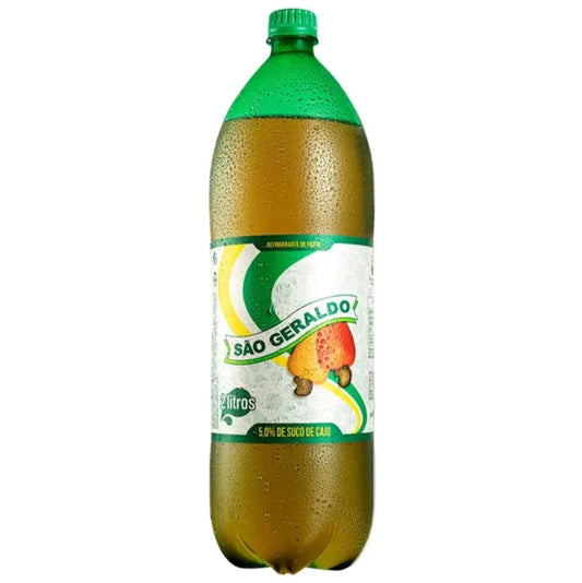 Cajuína São Geraldo 2l sobre fundo branco